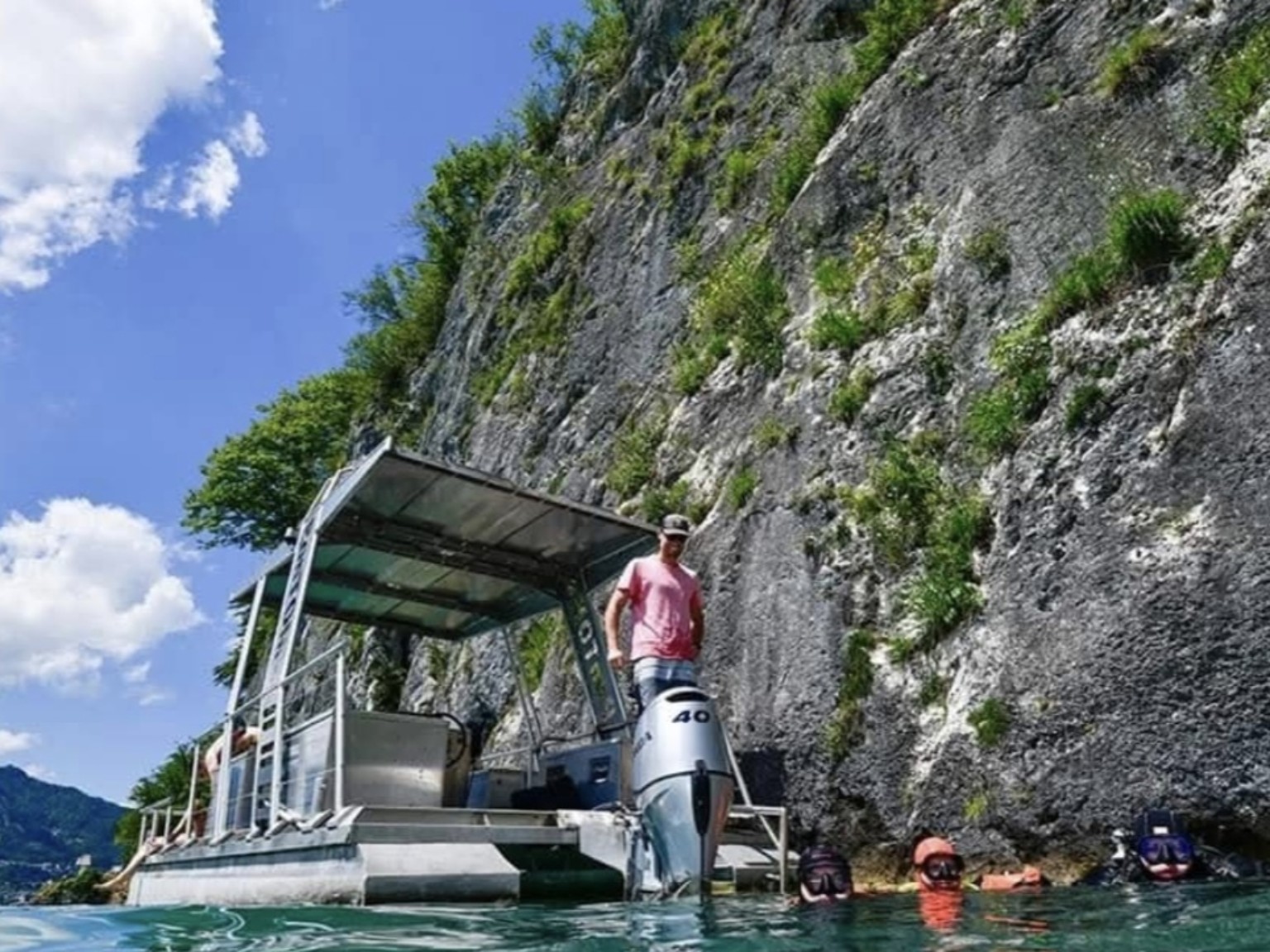 Tauchboot an der Felswand am Wolfgangsee